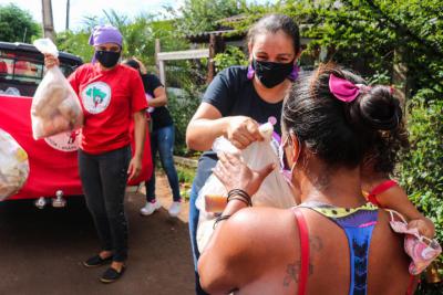 Mulheres de acampamentos e assentamentos do MST partilharam 160 cestas de alimentos